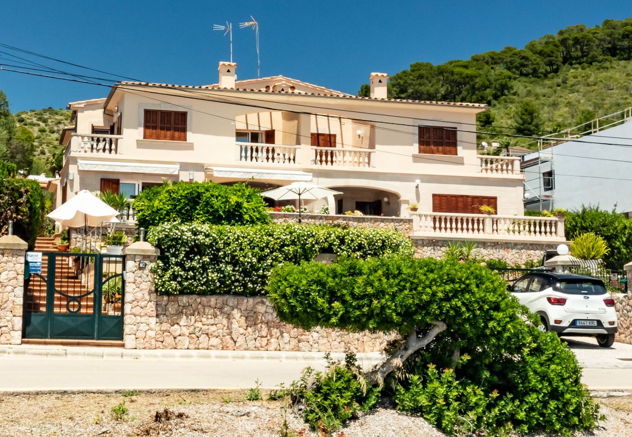 Stadthaus in Alcudia - Villa FARO für 8 Personen direkt am Meer in Alcanada mit Schwimmbad