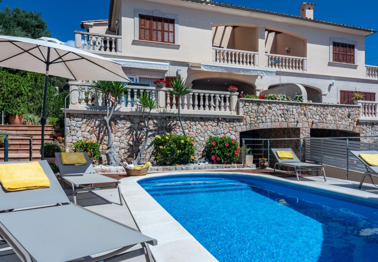 Stadthaus in Alcudia - Villa FARO für 8 Personen direkt am Meer in Alcanada mit Schwimmbad