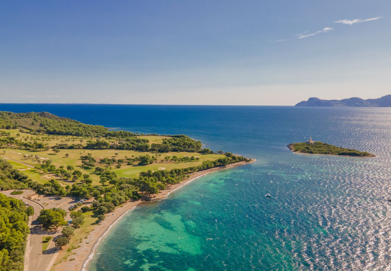 Stadthaus in Alcudia - Villa FARO für 8 Personen direkt am Meer in Alcanada mit Schwimmbad