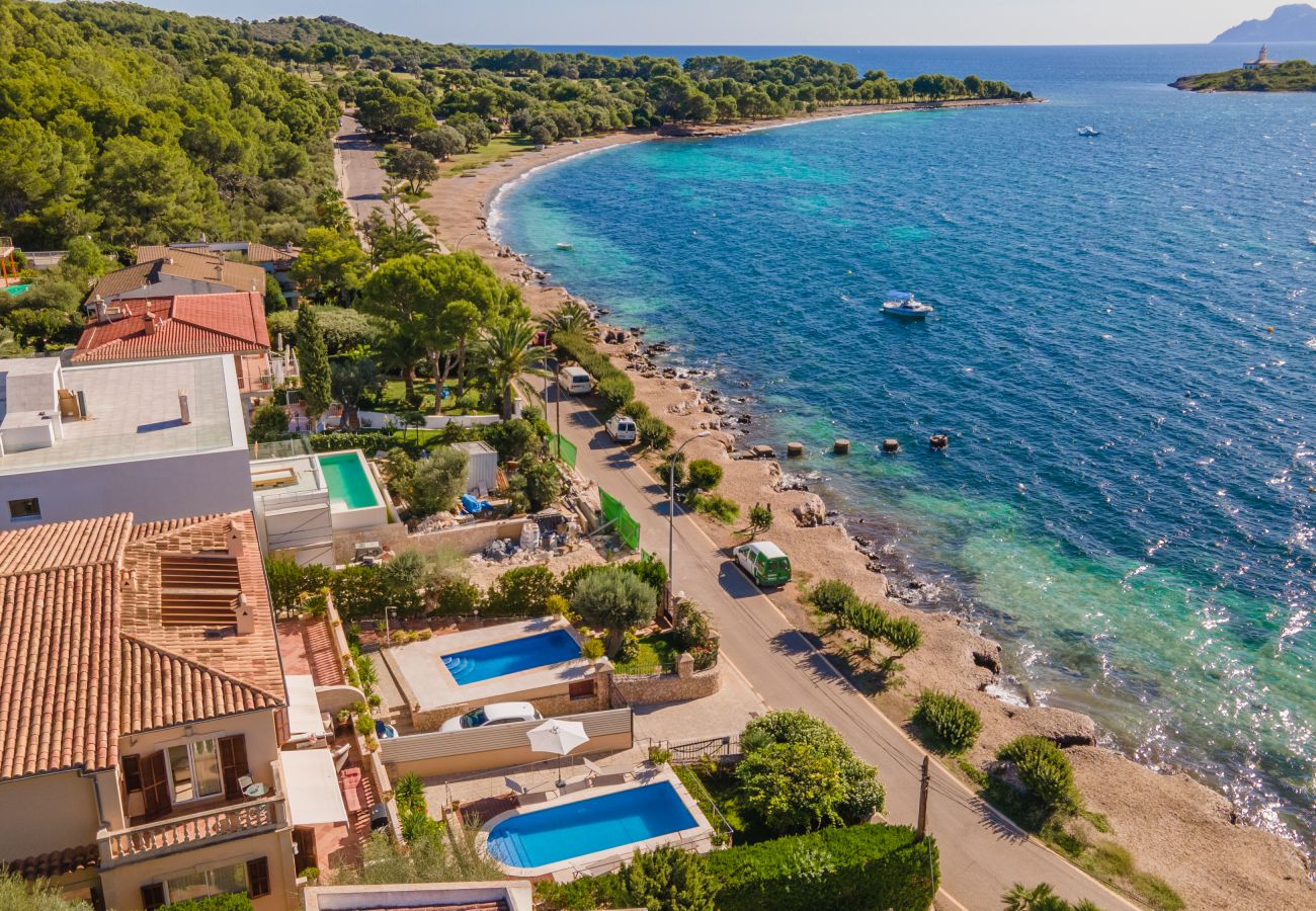 Stadthaus in Alcudia - Villa FARO für 8 Personen direkt am Meer in Alcanada mit Schwimmbad