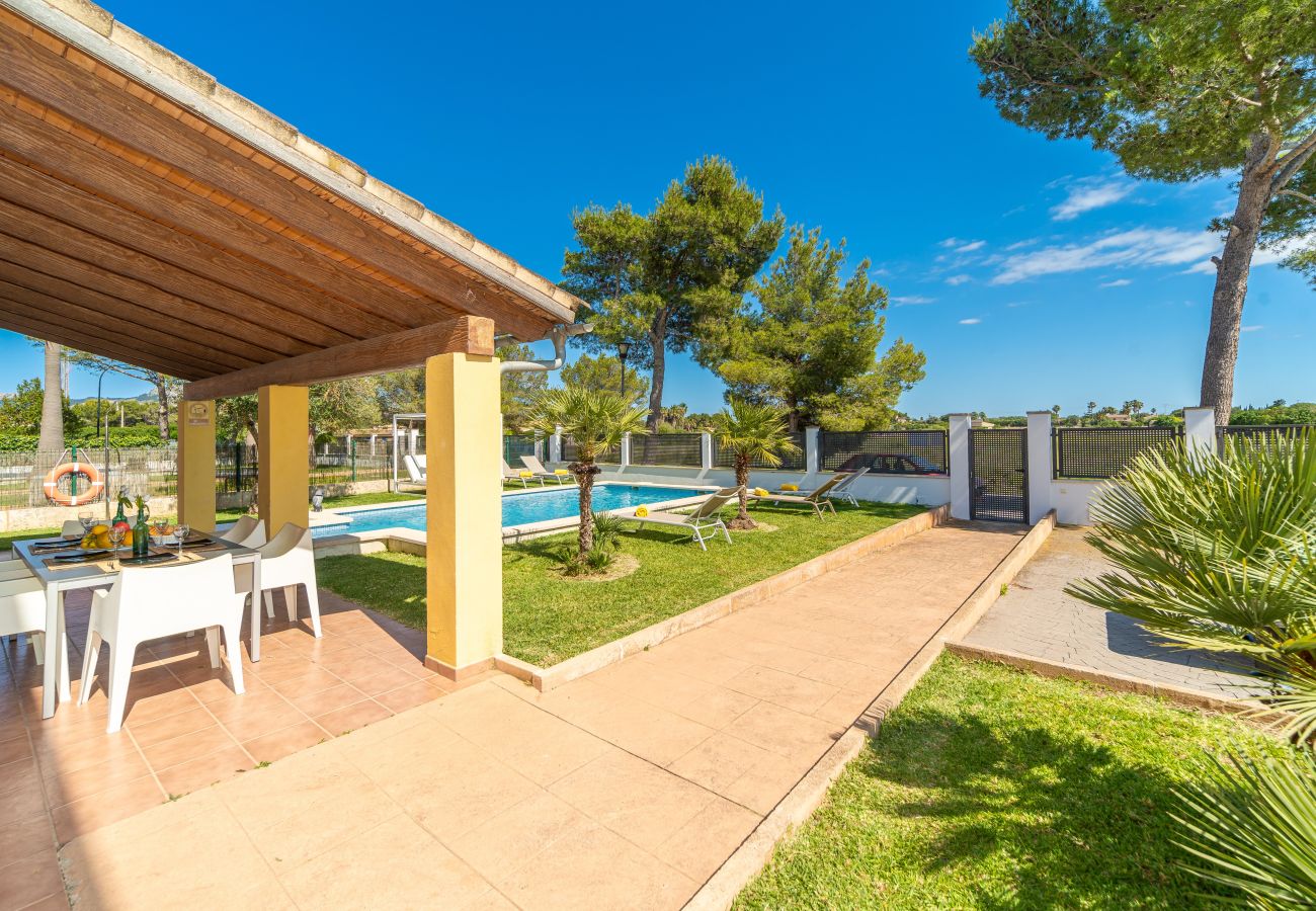 Villa in Alcudia - Villa Ibiza 350m vom Strand, Schwimmbad, Billard und Tischtennis.