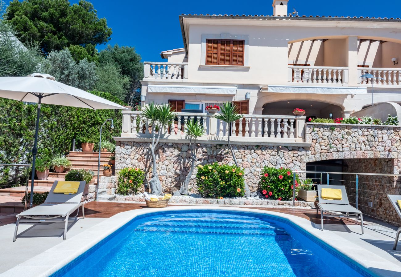 Townhouse in Alcudia - Villa FARO for 8 in front of the sea in Alcanada with swimming pool