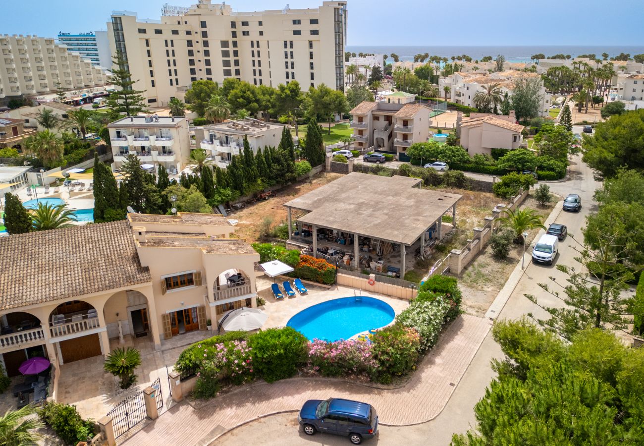 Maison mitoyenne à Sant Llorenç Des Cardassar - Maison meurtonnaise pour 8 personnes à 350m de la mer avec piscine