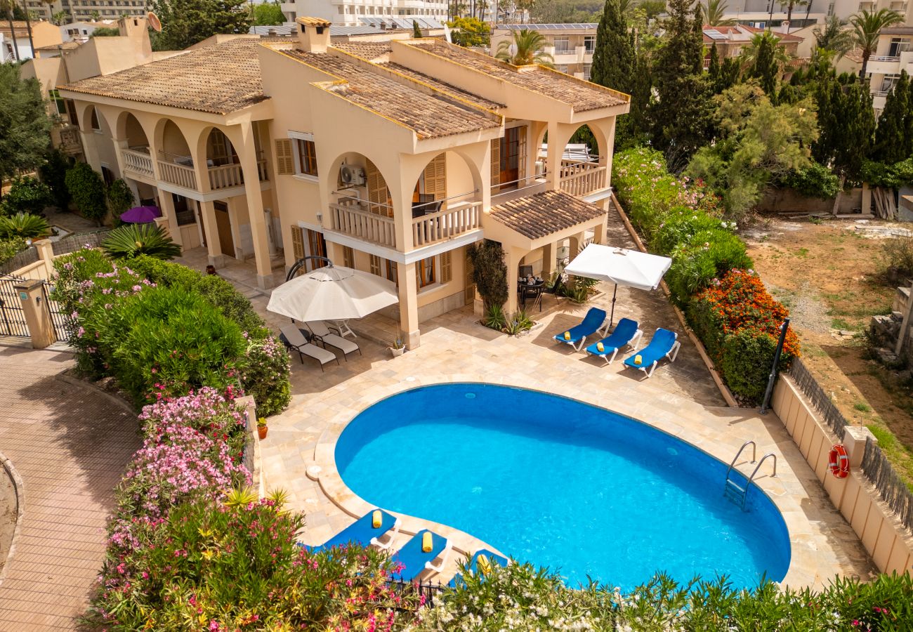 Maison mitoyenne à Sant Llorenç Des Cardassar - Maison meurtonnaise pour 8 personnes à 350m de la mer avec piscine